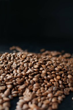 Siyah arkaplanda kahve çekirdekleri