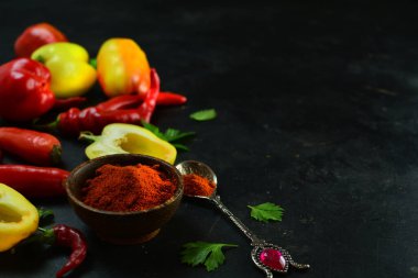 Kara Arkaplanda Biber ve Baharatlar 