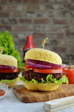 Keto yumurtalı burgerler, kapatın.