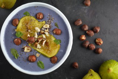 Fındık ve incirli yaban mersinli yoğurt.