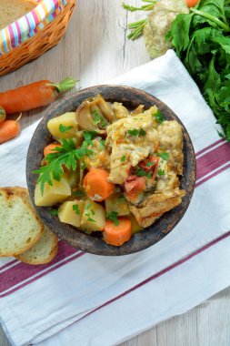 Pilavlı fırında tavuk budu, ızgara biber, ızgara domates ve taze sebze.