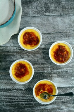 Lezzetli Creme Brulee 'ye yakın çekim