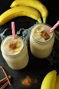 Lezzetli muzlu tarçınlı smoothie 'yi kapat.