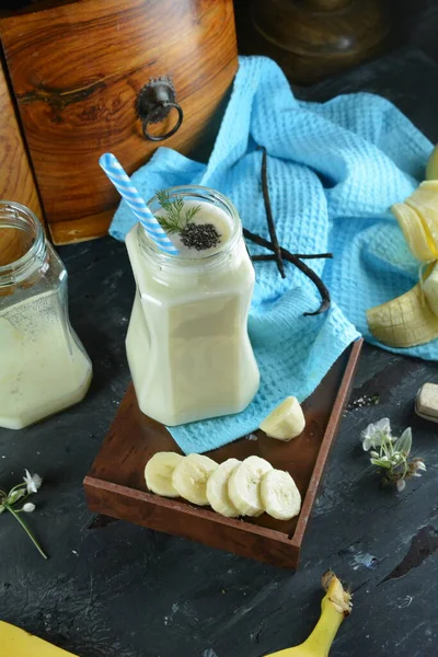 Frullato Banana Cioccolato Sullo Sfondo Primo Piano — Foto Stock