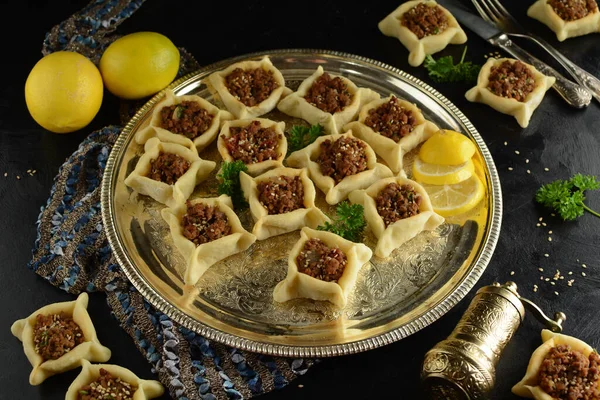 Traditionele Huisgemaakte Libanese Vleespasteitjes Sfeeha — Stockfoto