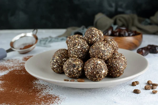 Yulaf ve Tarihli Mocha Enerji Topları