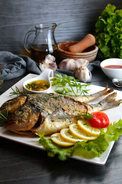 Masada kızarmış balık.