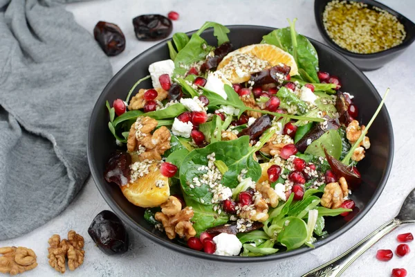 Cevizli Zataar Soslu Ispanak Salatası — Stok fotoğraf