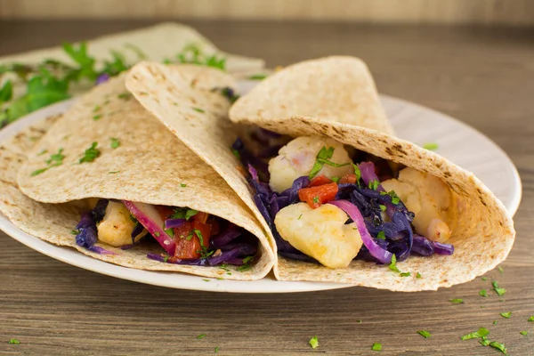 Lezzetli karnabahar tacolarından yakın çekim.