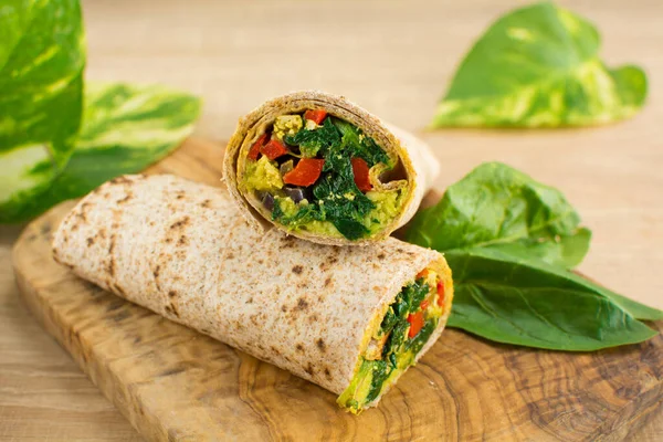 Çırpılmış yumurta ve sebzeli tofu paketleri.