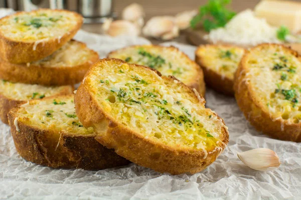 Ev yapımı İtalyan Çıtır Fırınlı Sarımsaklı Ekmek Zeytinyağı, Izgara Parmesan ve Bitki