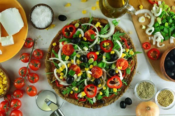 Verse Pizza Zwarte Achtergrond Met Ingrediënten — Stockfoto