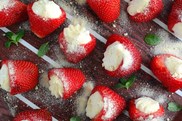 Krem şanti ve krem peynirle doldurulmuş peynirli cheesecake ile doldurulmuş çilekler.. 