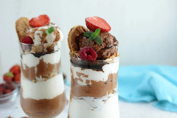 Gelado Parfait Com Biscoitos Frutas — Fotografia de Stock