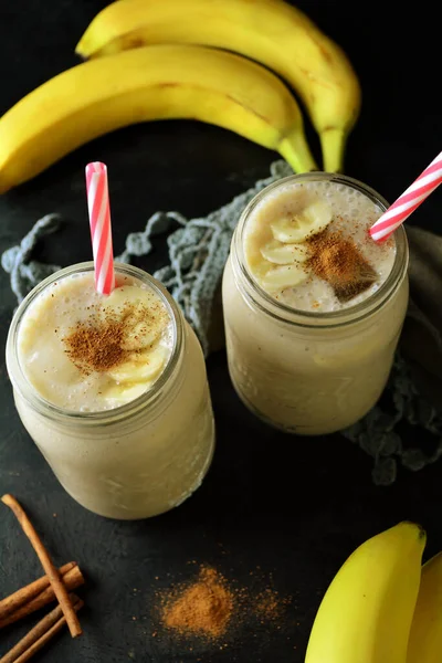 Primo Piano Delizioso Frullato Alla Cannella Alla Banana — Foto Stock