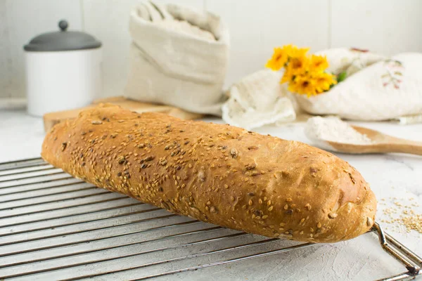 Классический Домашний Хлеб Цельного Зерна Семенами — стоковое фото