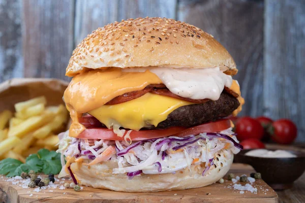 Вкусный Домашний Чизбургер Картошкой Фри — стоковое фото