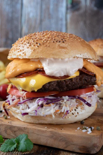Вкусный Домашний Чизбургер Вблизи — стоковое фото