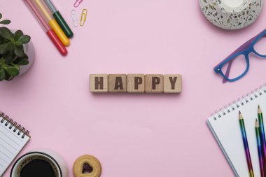 İş konseptinde mutlu, ofis çalışma alanında pembe arka planda kompozisyon