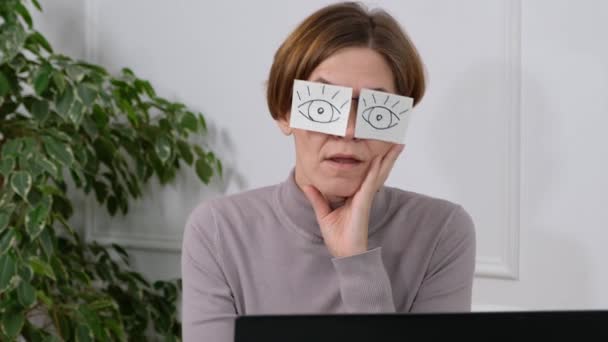 Roligt trött kvinnlig anställd tupplur på kontoret arbetsplatsen täcker ögon med klibbiga anteckningar. — Stockvideo