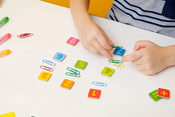 Basit matematik alıştırmaları yapan bir çocuk.