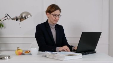 Ofiste hayal kırıklığına uğramış bir iş kadını. Stresli kadın kötü habere şaşırdı. Sinirli işyeri sahibi