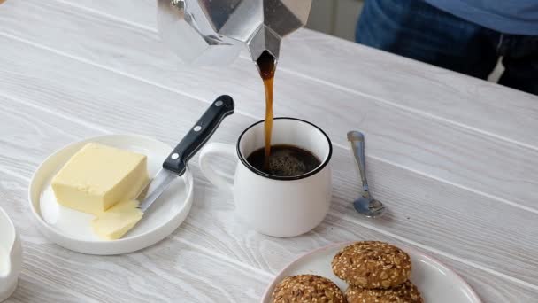 Pessoa fazendo café keto com manteiga e óleo de MCT em casa, recibo de biohacking — Vídeo de Stock