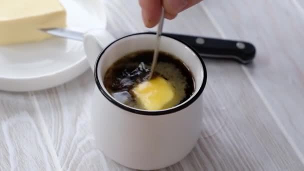 Osoba, která dělá keto kávu s máslem doma, zblízka, bioohacking účtenka — Stock video
