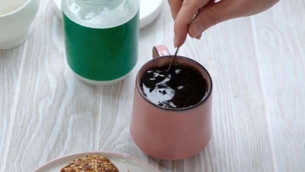 Человек делает кето кофе с кокосовым маслом дома, закрыть, биохакерская квитанция — стоковое видео