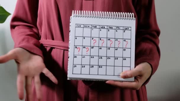 Försenad period markerad i kalender. Oönskad graviditet, kvinnors hälsa och fördröjd menstruation. Perioden försenad — Stockvideo