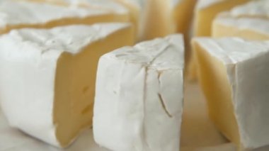 Dilimlenmiş peynirli krem peyniri ya da camambert dönüşümlü, kapatın.