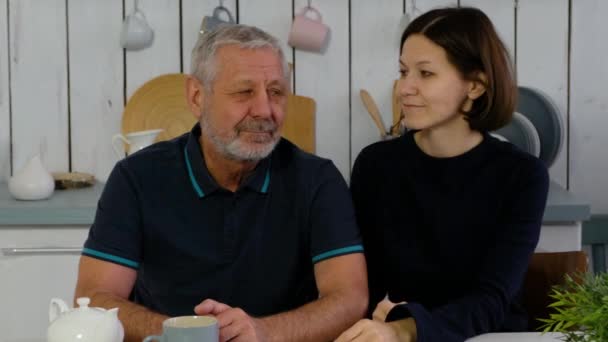 Aîné a porté homme et fille adulte à la cuisine souriant heureux anf étreinte, famille heureuse — Video