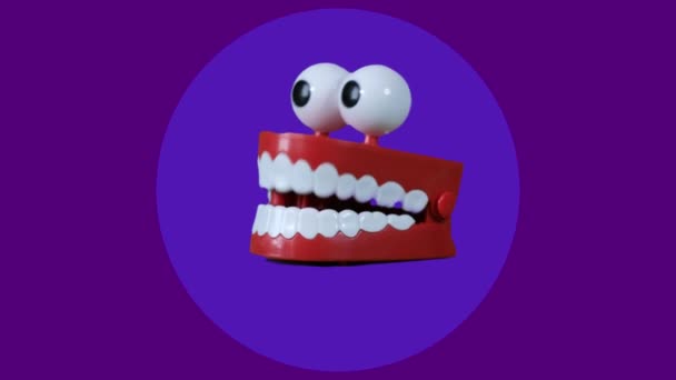 Toy teeth. hattering teeth toy moving on colorfu animated circle background. — Stock Video