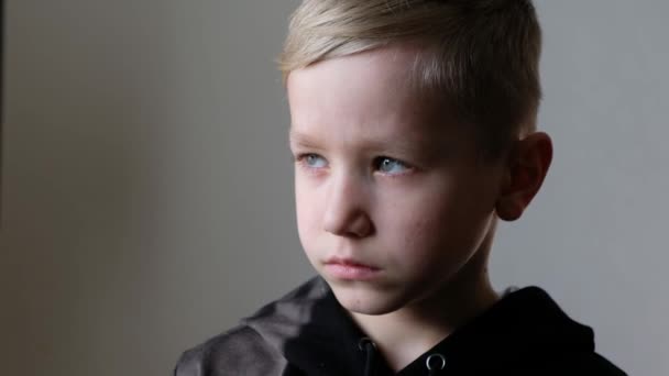 Porträt Kleiner Junge blickt in die Kamera, traurig denkende Neugier beleidigtes Gesicht Blick in die Kamera, Nahaufnahme — Stockvideo