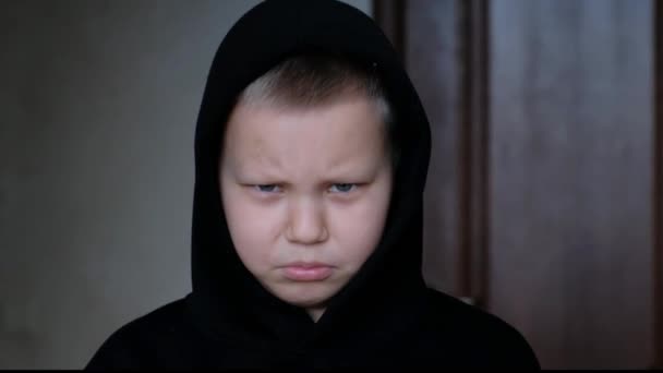 Portret klein kind jongen kijken naar camera, verdrietig denken beledigd gezicht kijken naar camera, close-up — Stockvideo