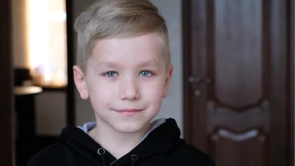 Aranyos gyermek fiú portréja Nézi a kamerát, boldog, mosolygós, nevető arc Nézi a kamerát, közelkép — Stock videók