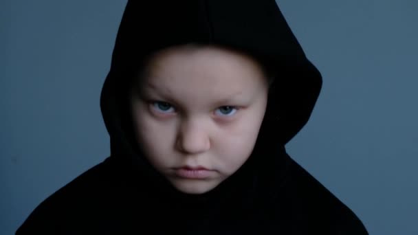 Portret klein kind jongen kijken naar camera, verdrietig denken beledigd gezicht kijken naar camera, close-up — Stockvideo