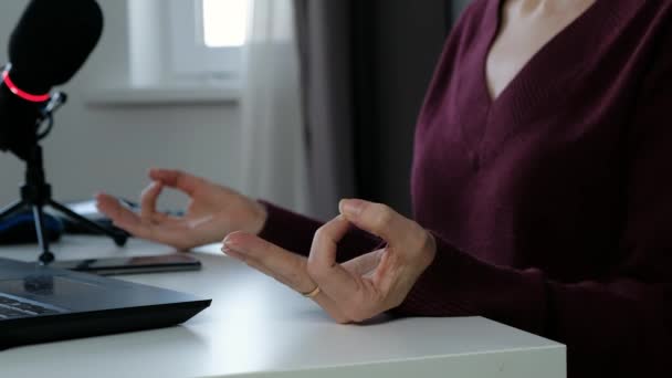 Mulher de negócios calma consciente sentar-se na mesa de trabalho fazer uma pausa relaxar em casa escritório, jovem trabalhador meditar no local de trabalho sentir zen sem estresse conceito de paz de espírito — Vídeo de Stock