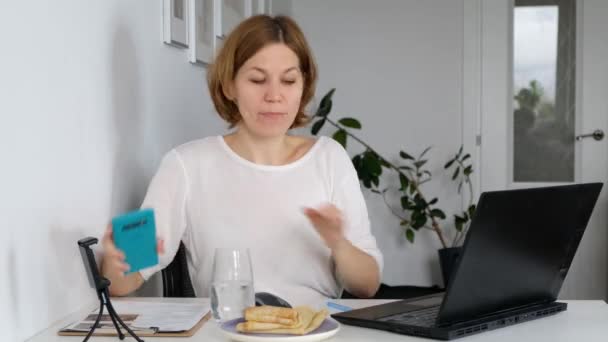 Zeitmangel. Frau, die bei hom arbeitet, sehr beschäftigt, Kind, das sie nervt. Doppelter Schnellschuss, Zeitraffer — Stockvideo