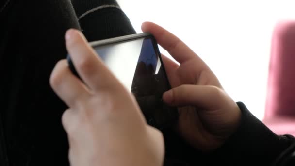 Enfants mains jouant sur les jeux smartphone ou textos, gros plan, vue de côté — Video