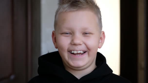 Porträtt roligt barn pojke tittar på kameran, glad, leende, skrattar Ansikte tittar på kameran, närbild — Stockvideo