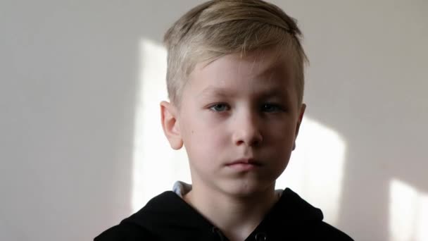 Porträtt Seriös liten barn pojke tittar på kameran, sorgligt tänkande förolämpat ansikte tittar på kameran, närbild — Stockvideo