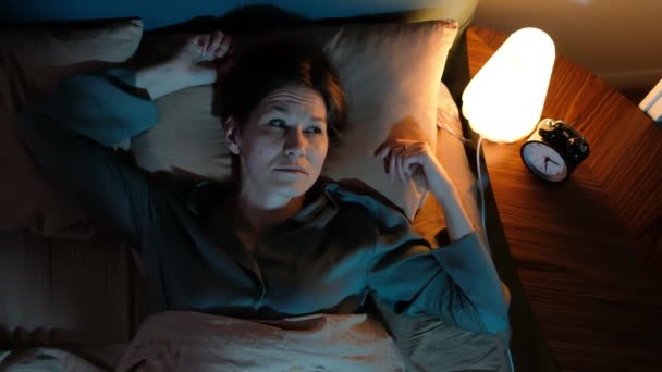 우울하고 좌절 한 여자는 침대에 누워 불면증에 시달리면서 잠을 이룰 수없다. — 비디오