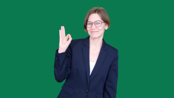 Портрет счастливой деловой женщины, показывающей жест на камеру в студии "Зеленый экран" — стоковое видео
