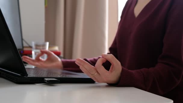 Mão feminina em mudra de perto, meditar em casa alívio estresse escritório do trabalho, comunidade de aula de ioga on-line, bem-estar estilo de vida. — Vídeo de Stock