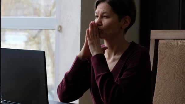 Rozrušená žena se dívá na laptop v kanceláři. Detailní záběr smutné podnikatelky přemýšlející o chybách v práci, ztracené práci, depresi, krizi středního věku. — Stock video
