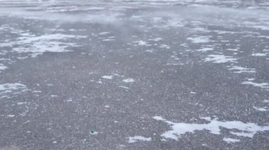 Asfalt yolda kar yağışı, kar fırtınası, şehirde soğuk kış manzarası