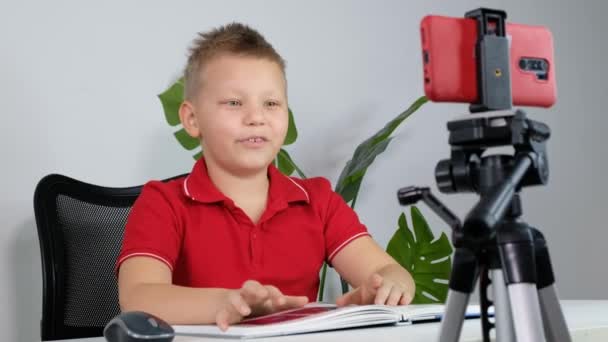 Boy videoblogger filmar ny vlog video med smartphone hemma. Unga Unga bloggare pratar om videoinspelning. — Stockvideo