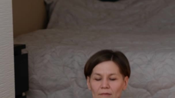 高加索女人的头照做健身腹肌挤压运动躺在黑色垫子上，适合在家里 — 图库视频影像