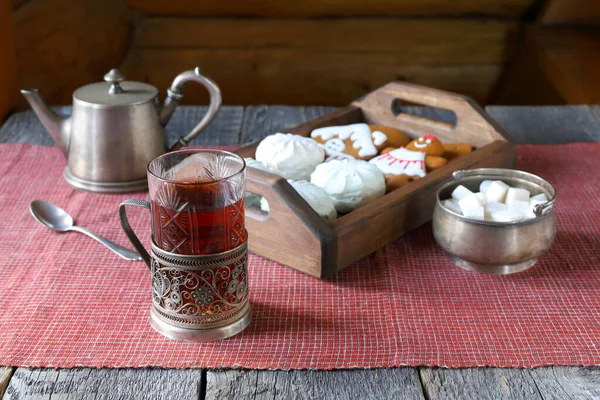 Ein Glas Schwarzer Tee Steht Auf Dem Holztisch Zwischen Silbernen — Stockfoto